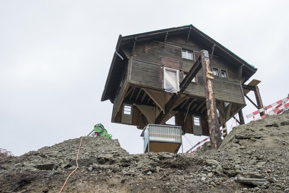 Wegen dem Erstellen einer Einstellhalle fuer umliegende Haeuser und einem Keller sowie dem Komplett-Umbau, steht am Donnerstag, 13. November 2014, dieses Chalet in Meggen auf fuenf Holzstelzen, waehre ...