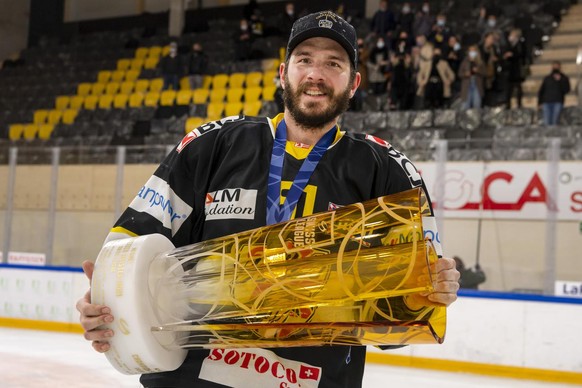 Ajoies Mathias Joggi jubelt mit dem Pokal nach dem sechsten Eishockey Playoff-Finalspiel der Swiss League zwischen dem HC Ajoie und dem EHC Kloten, in der Raiffeisen Arena in Pruntrut, am Mittwoch, 28 ...