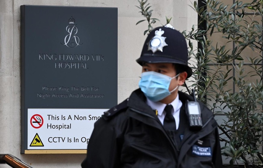 epa09023171 A policeman stands outside the King Edward VII hospital in London, Britain, 19 February 2021. Britain&#039;s Prince Philip has spent a third night at hospital where he was admitted as a pr ...
