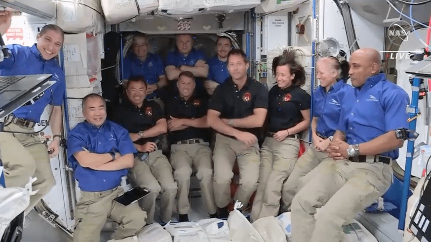 L'équipage de l'ISS accueille les nouveaux arrivants.