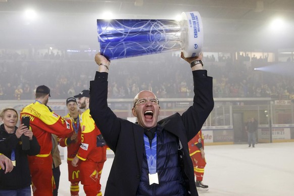 Dany Gelinas, head coach of HC Sierre, lifts the winner&#039;s trophy of the MySports League Swiss Championship between his teammates after Sierre&#039;s victory over Valais Chablais, in the five leg  ...