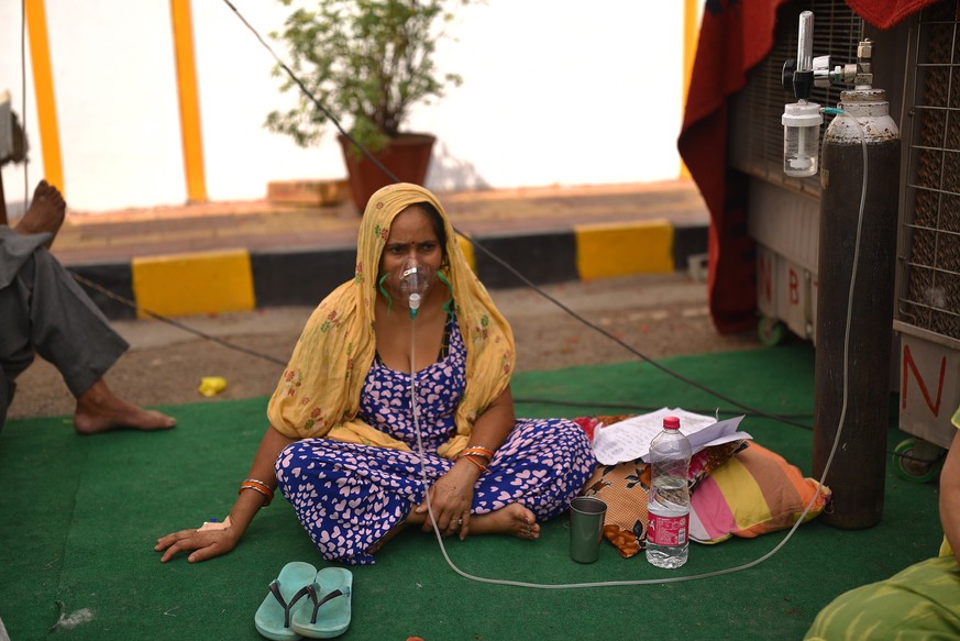 epaselect epa09171217 Indian suspected Covid-19 patient waits for the oxygen supply at a Sikh shrine or gurdwara premises where various Sikh religious organizations offer oxygen for free offered in Ne ...