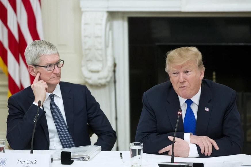 Le PDG d'Apple, Tim Cook (gauche), et Donald Trump lors d'une réunion à la Maison Blanche en 2019.