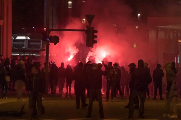 Jugendliche brennen Feuerwerkskoerper ab, am Freitag, 2. April 2021, in St. Gallen. In der St. Galler Innenstadt haben Jugendliche am Freitagabend die Polizei attackiert. Sie bewarfen die Einsatzkraef ...