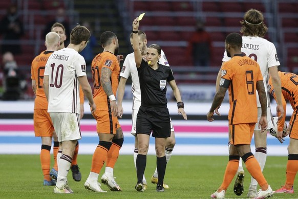 Stéphanie Frappart en action, à l'occasion du match Pays-Bas - Lettonie (qualification pour le Mondial). Keystone
