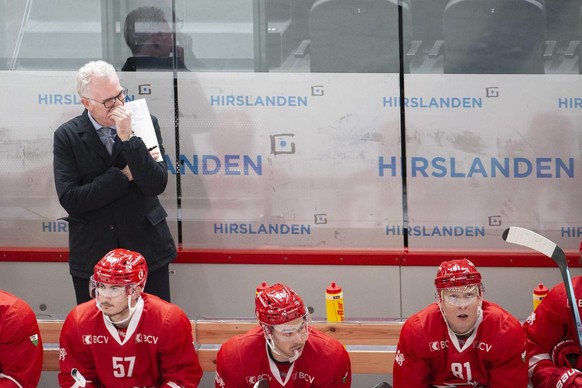 Lausanne&#039;s Head coach Craig McTavish reacts behind his players, during a National League regular season game of the Swiss Championship between Lausanne HC and HC Lugano, at the Vaudoise Arena in  ...