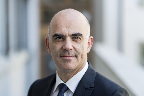 Bundesrat Alain Berset posiert zum Portrait, am Mittwoch, 23. August 2017 im Innenhof des Departements des Innern in Bern. (KEYSTONE/Alessandro della Valle)