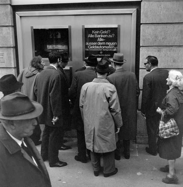 Eine Menschenmenge vor dem Geldautomaten der Schweizerischen Bankgesellschaft an der Bahnhofstrasse in Zuerich, aufgenommen am 6. November 1967. Es ist der erste Geldautomat in der Schweiz. (KEYSTONE/ ...