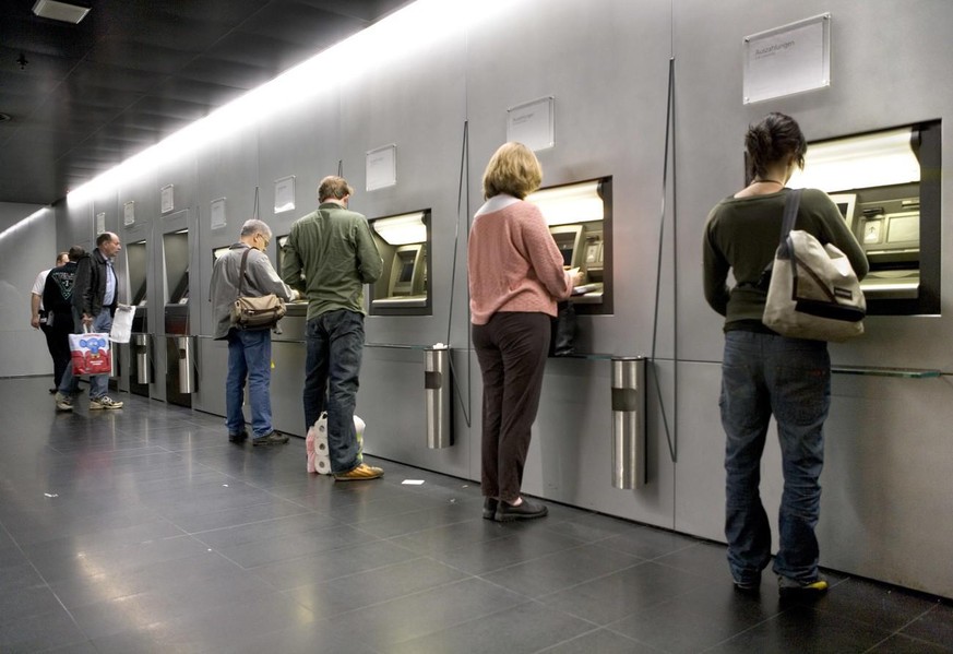 Person beziehen am 24. Oktober 2005 an Bancomaten im Hauptbahnhof Zuerich Geld. (KEYSTONE/Martin Ruetschi) === , ===
