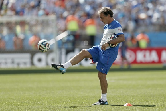 Swiss assistant coach Michel Pont kicks a ball prior to the Round of 16 match between Switzerland and Argentina in the Arena de Sao Paulo in Sao Paulo, Brazil, Tuesday, July 01, 2014. (KEYSTONE/Peter  ...