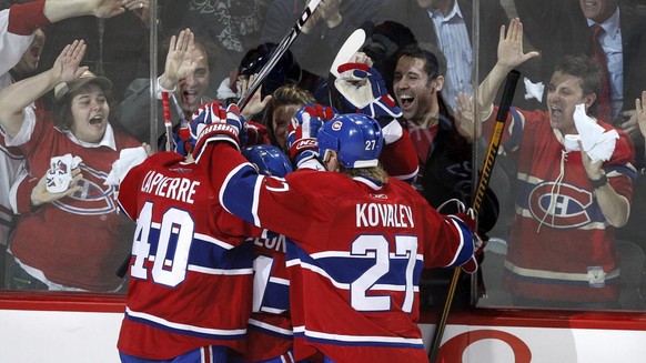 Canadiens de Montréal fêtent avec leurs fans.