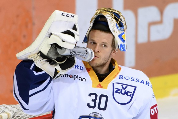 Zugs Torhueter Leonardo Genoni, trinkt, im sechste Eishockey Playoff Viertelfinalspiel der National League zwischen dem SC Bern und dem EV Zug, am Freitag, 23. April 2021, in der Postfinance Arena in  ...