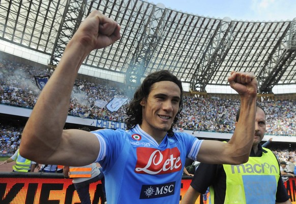 Napoli&#039;s Edinson Cavani, of Uruguay, celebrates at the end of a Serie A soccer match between Napoli and Siena, at the Naples San Paolo stadium, Italy, Sunday, May 12, 2013. (AP Photo/Salvatore La ...