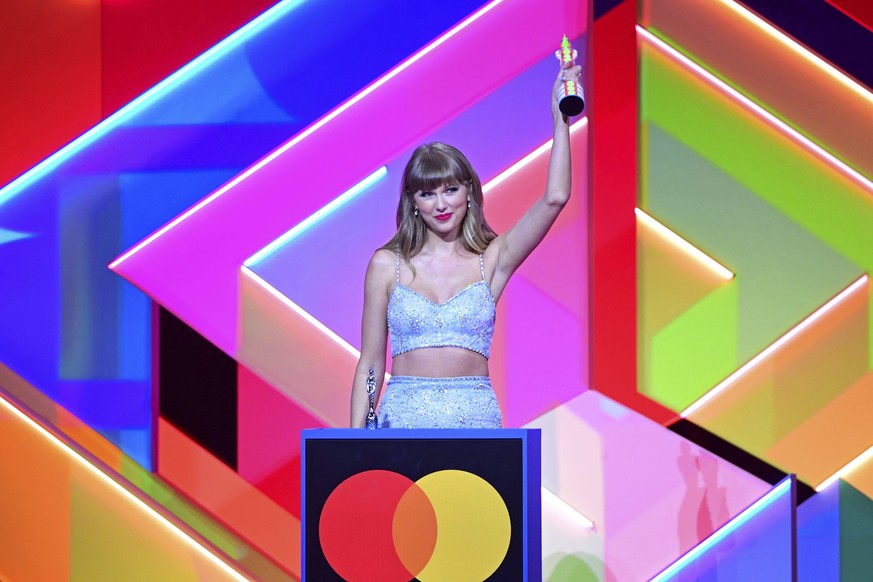 Taylor Swift accepts the Global Icon award during the Brit Awards 2021 at the O2 Arena, in London, Tuesday, May 11, 2021. (Ian West/PA via AP)
Taylor Swift