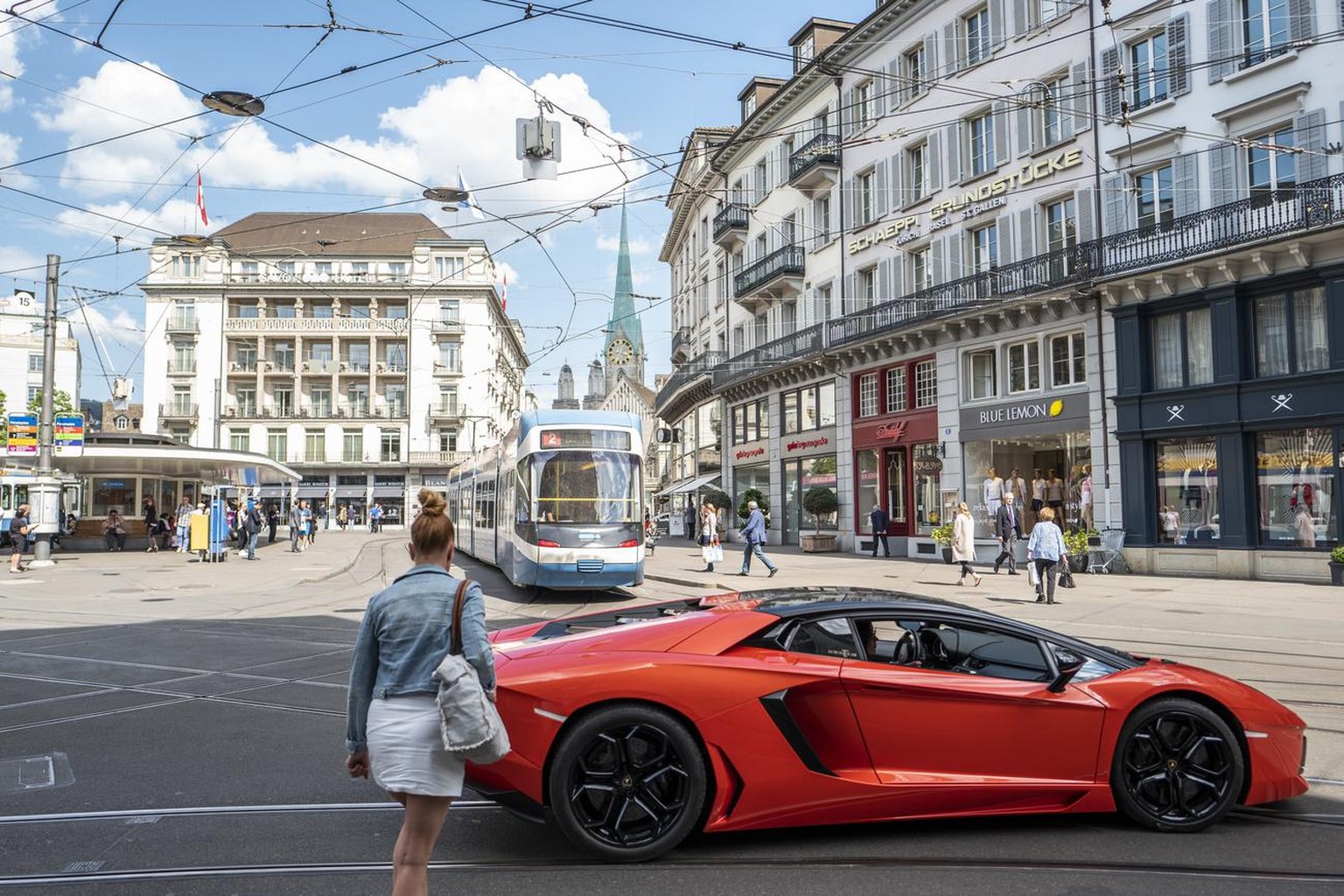 Ein Lamborghini faehrt ueber den Zuercher Paradeplatz, am Mittwoch, 9. Mai 2018, in Zuerich. (KEYSTONE/Patrick Huerlimann)