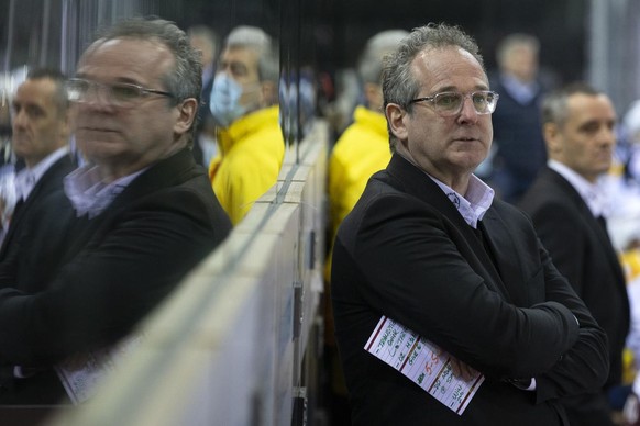 Geneve-Servette&#039;s Head coach Patrick Emond looks the game, during a National League regular season game of the Swiss Championship between Geneve-Servette HC and HC Ambri-Piotta, at the ice stadiu ...