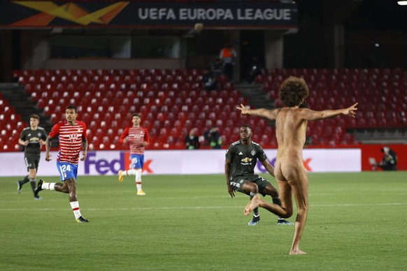 A streaker runs on the pitch during the Europa League, quarterfinal, first leg soccer match between Granada and Manchester United at the Los Carmenes stadium in Granada, Spain, Thursday, April 8, 2021 ...