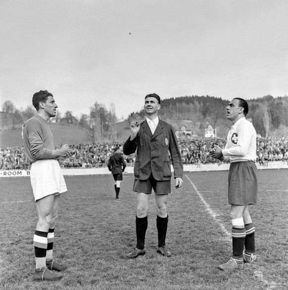 Die Captains von Gli Azzurri, links, und Severino Minelli von der Schweiz, vor dem Spiel mit dem Schiedsrichter beim Muenzwurf fuer die Platzwahl. Die Schweizer Fussballnationalmannschaft spielt am 1. ...