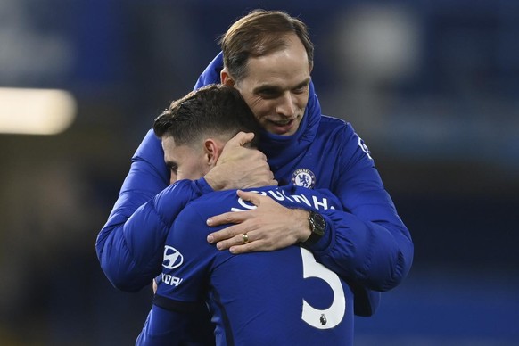 Chelsea&#039;s head coach Thomas Tuchel embraces Chelsea&#039;s Jorginho at the end of the English Premier League soccer match between Chelsea and Everton at the Stamford Bridge stadium in London, Mon ...