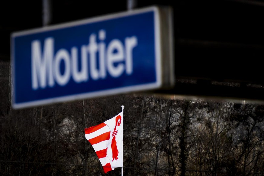 Le drapeau du Jura flotte sur l&#039;Hotel Restaurant de la Gare le jeudi 4 mars 2021 a Moutier. Le 28 mars prochain, les Prevotois doivent revoter sur l&#039;appartenance cantonale de la ville de Mou ...