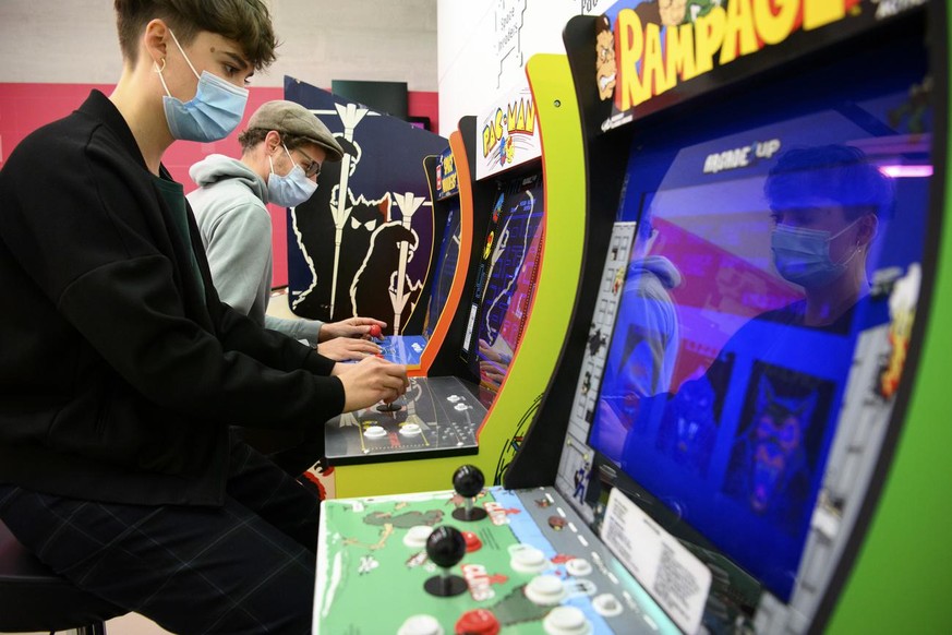 Jeux vidéos château de Prangins vaud pacman arcades bornes joystick femme homme visiteurs