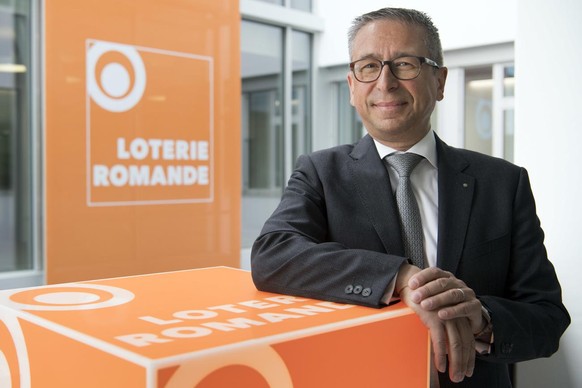 Jean-Luc Moner-Banet, Directeur general de la Loterie Romande pose devant l&#039;entree des nouveaux locaux de la Loterie Romande lors d&#039;une conference de presse sur les resultats 2015 de la Lote ...