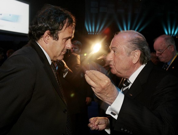 FIFA-Praesident Joseph S. Blatter, rechts, im Gespraech mit UEFA-Praesident Michel Platini, links, am Mittwoch, 30. Mai 2007, beim 57. FIFA Kongress im Hallenstadion in Zuerich. Dabei stehen unter and ...