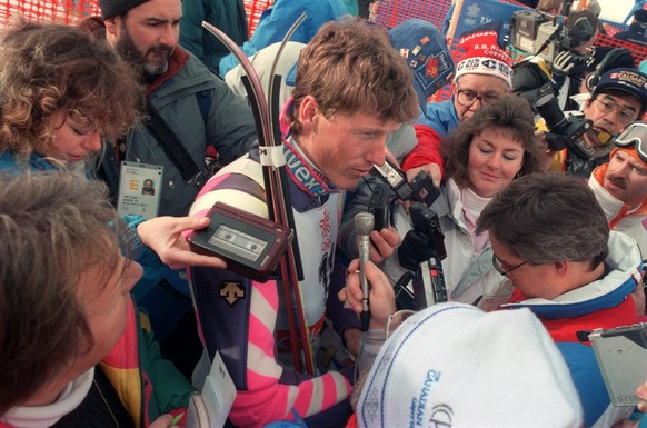Die Presse umlagert Pirmin Zurbriggen, Schweiz, nach dessen Sieg in der Ski alpin Abfahrt der olympischen Winterspiele 1988 in Calgary. (KEYSTONE/Thomas Studhalter)
