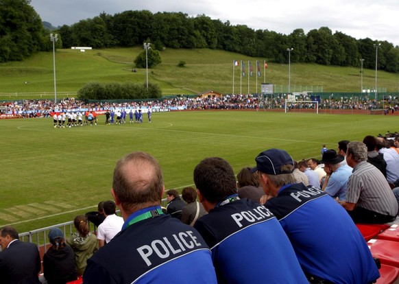 epa01375926 Spectators and police officers watch the training of the French national soccer team in the small Stade de Lussy stadium in Chatel-St-Denis, Switzerland, 10 June 2008. EPA/KARL MATHIS EPA/ ...