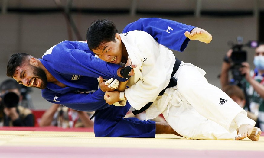 epa09366217 An Changrim (white) of South Korea in action against Tohar Butbul of Israel during their bout in the Judo Men -73kg quarter final at the Tokyo 2020 Olympic Games at the Nippon Budokan aren ...