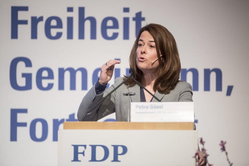 Die FDP Parteipraesientin Petra Goessi nach ihrer Wiederwahl zur FDP Praesidentin anlaesslich der Delegiertenversammlung der FDP Schweiz vom Samstag, 24. Maerz 2018 im Casino Zug. (KEYSTONE/Urs Flueel ...