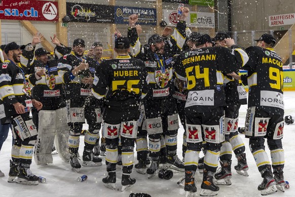 Ajoies Mannschaft jubelt nach dem sechsten Eishockey Playoff-Finalspiel der Swiss League zwischen dem HC Ajoie und dem EHC Kloten, in der Raiffeisen Arena in Pruntrut, am Mittwoch, 28. April 2021. (KE ...