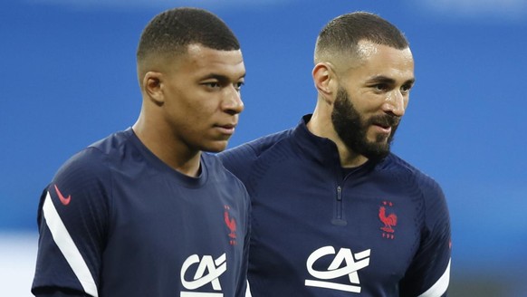 epa09243703 French players Karim Benzema (R) and Kylian Mbappe (L) warm up for the International Friendly soccer match between France and Wales in Nice, France, 02 June 2021. EPA/SEBASTIEN NOGIER