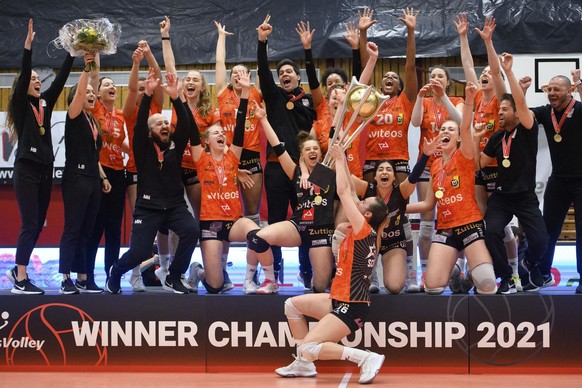 Les joueuses neuchateloise celebrent avec la coupe de champion Suisse apres le 4eme match de la final de playoff du championnat Suisse LNA feminin de volleyball entre le TS Volley Duedingen - Guin et  ...