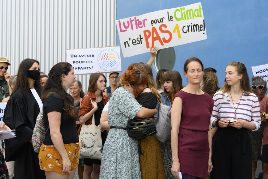 Des personnes reagissent apres le verdict du proces de 31 activistes du climat ayant bloque Fribourg-Centre en novembre 2019 lors du Black Friday, le vendredi 18 juin 2021, devant le Tribunal d&#039;a ...