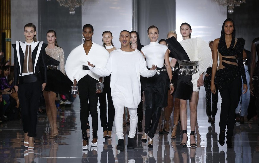 French fashion designer Olivier Rousteing and model Cara Delevingne, third right, accept applauses after the presentation of Balmain Spring/Summer 2019 ready-to-wear fashion collection in Paris, Frida ...