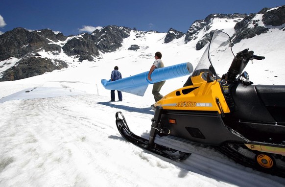 Une couverture isolante &quot;Froma&quot; de 2000m2 servait de test en juin 2005 pour lutter contre la fonte du glacier de Tortin à Verbier et Nendaz Mont-Fort en Valais.