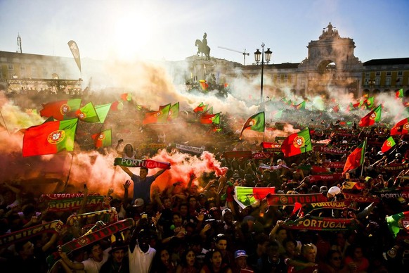 epa05603281 YEARENDER 2016 JULY..Supporters of Portugal cheer during the public viewing of the UEFA EURO 2016 final match between Portugal and France at the Terreiro do Paco in Lisbon, Portugal, 10 Ju ...