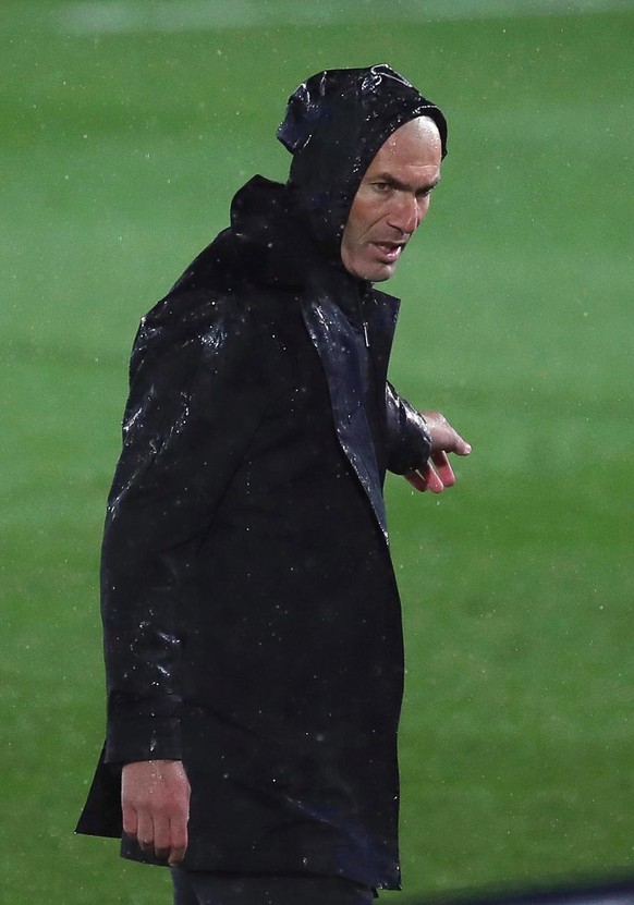 epa09164217 Real Madrid&#039;s head coach Zinedine Zidane reacts during the UEFA Champions League semi final, first leg soccer match between Real Madrid CF and Chelsea FC at Alfredo Di Stefano stadium ...