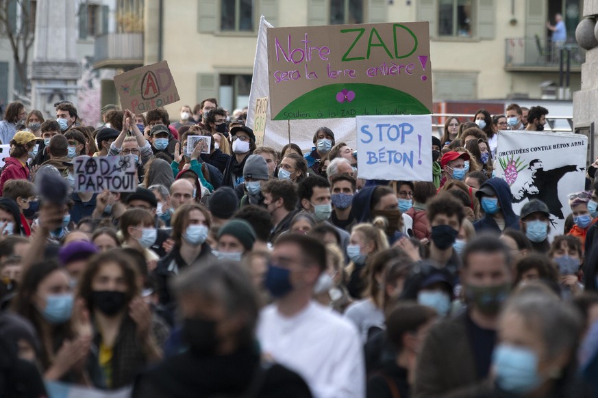 Des personnes defilent avec des pancartes et des banderoles dans les rues de Lausanne, lors d&#039;une manifestation de soutien a la Zad (Zone A Defendre) de la Colline du Mormont a l&#039;appel Greve ...