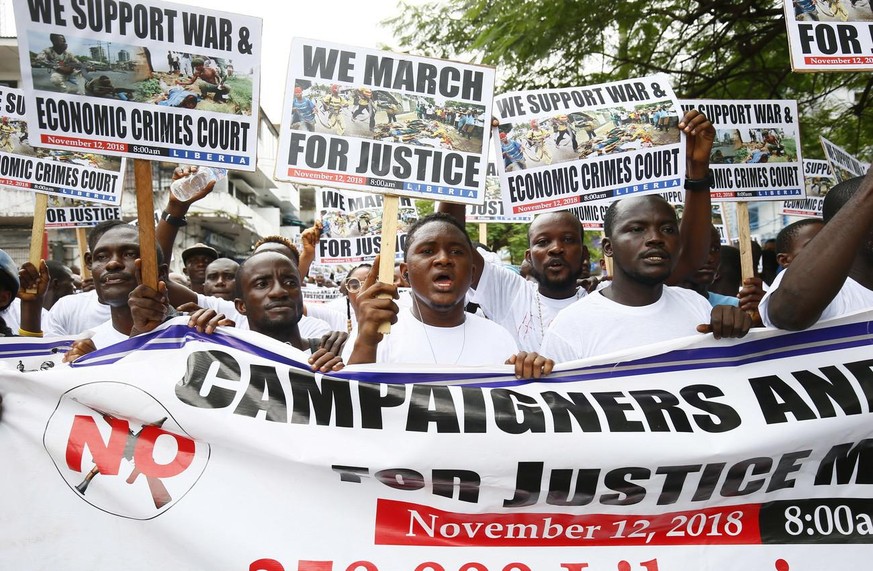 Des Libériens organisent une manifestation pacifique pour demander la création d'une Cour des crimes de guerre et des crimes économiques, devant l'ambassade des États-Unis à Monrovia, au Liberia, le 1 ...