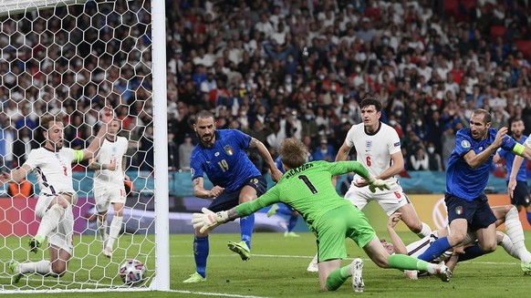 Conspués par le public de Wembley, vite menés au score, les Italiens ont égalisé en seconde période, avant de triompher aux tirs au but.