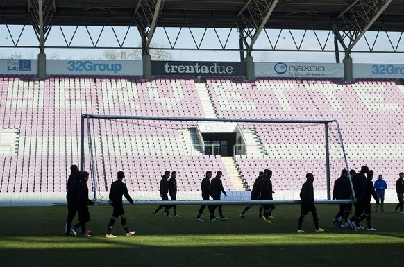 Les joueurs de la premiere equipe du Servette FC en action lors d&#039;un entrainement ce jeudi 8 mars 2012 au Stade de Geneve a Geneve. (KEYSTONE/Jean-Christophe Bott)