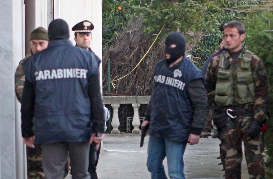 epa01274900 Special Carabinieri forces enter a base during an operation against &#039;ndrangheta&#039; (a Mafia criminal organization from Calabria region) in San Luca, Calabria region, southern Italy ...