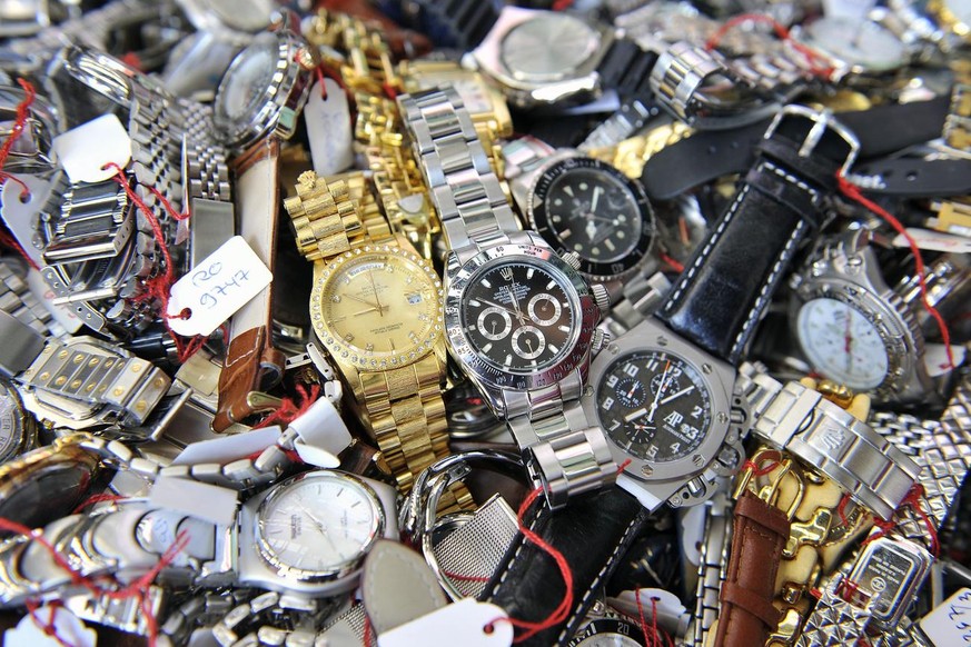 Plusieurs milliers de contrefacon de montres suisses ont ete detruites ce mardi 1 juillet 2008, a l&#039;entreprise MHT Recycling SA de Cressier, FR. Sous l&#039;egide de la federation Horlogere, de l ...