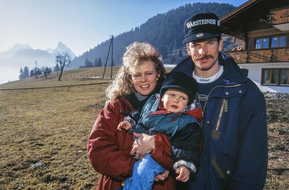 Skirennfahrer Michael von Gruenigen mit Frau Anna und Sohn Noel vor ihrem Haus in Schoenried im Berner Oberland, aufgenommen im Januar 1996. (KEYSTONE/Str)