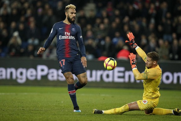 epa07384132 Paris Saint Germain&#039;s Eric Maxim Choupo-Moting (L) and Montpellier&#039;s goalkeeper Benjamin Lecomte (R) in action during the French Ligue 1 soccer match between PSG and Montpellier  ...