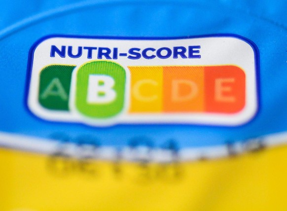 ARCHIV - 23.04.2019, Hannover: Auf einer Packung Joghurt ist der sogenannte «Nutri-Score» zu sehen. Der weltgrößte Nahrungsmittelkonzern Nestlé führt die Nährwert-Ampel Nutri-Score für seine Produkte  ...