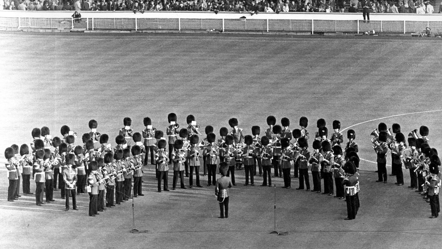 London: Grenadier Guards Orchestra spielt zum Halbfinale der WM 1966 auf

London Grenadier Guards Orchestra plays to Semi-finals the World Cup 1966 on