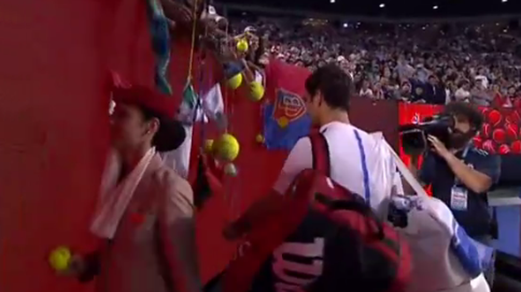 Nebst vielen Tennisbällen wartet auch eine Fahne des FC Basel auf die Unterschrift von Roger Federer.